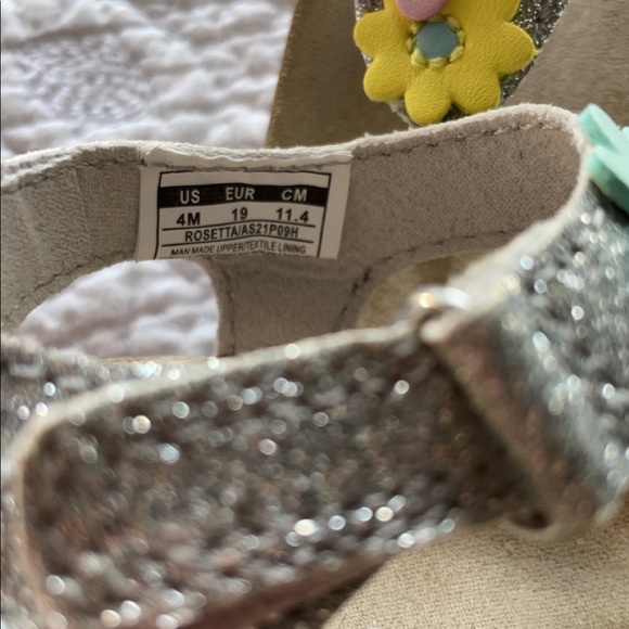 Carter’s baby girl sandals 4m - Picture 2 of 2